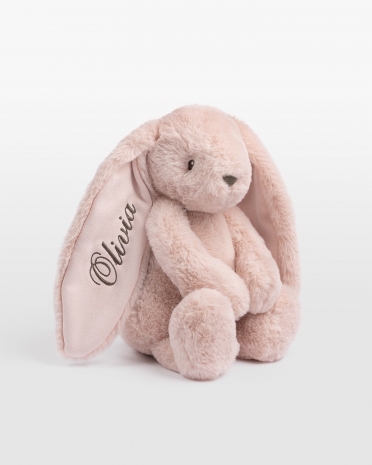 Vaaleanpunainen kani nimellä ruskealla brodeerauksella