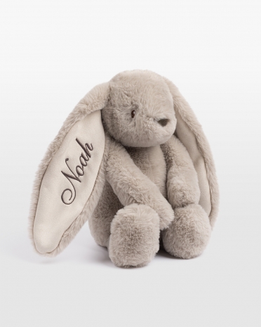 Pehmolelu, joka on muotoiltu kaniniksi ja johon kirjotaan lapsen nimi pitkään korvaan