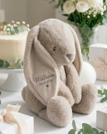 Suloinen, iso kani, jolla on nimi ja päivämäärä nimeämistä varten