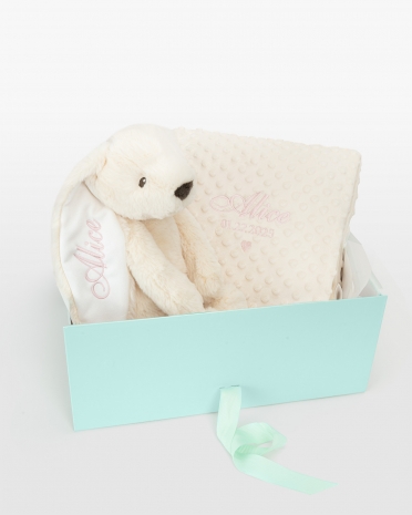 Lahjapakkaus, joka sisältää pehmolelun ja vauvanpeiton, jotka brodeerataan nimellä.