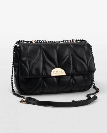 Musta käsilaukku, jossa on kaiverrettu nimi