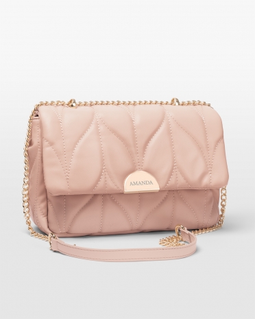 Vaaleanpunainen käsilaukku, jossa on kaiverrettu nimi