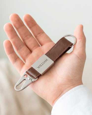 Henkilökohtaisesti kaiverrettu avaimenperä vahvistuslahjaksi