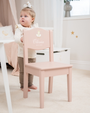 Vaaleanpunainen lasten tuoli pupumotiivilla ja nimellä