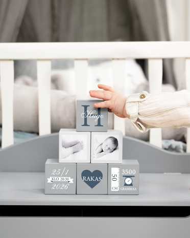 Lelupalikat, joissa on henkilökohtaisia ​​kuvia, nimiä ja tekstiä