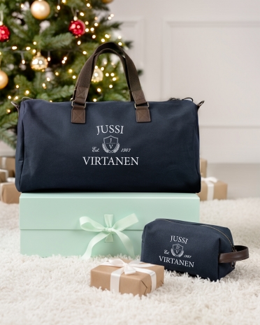 Joululahjavinkki hänelle: tummansininen matkakassi ja toilettilaukku, joihin lisätään haluamasi nimi.