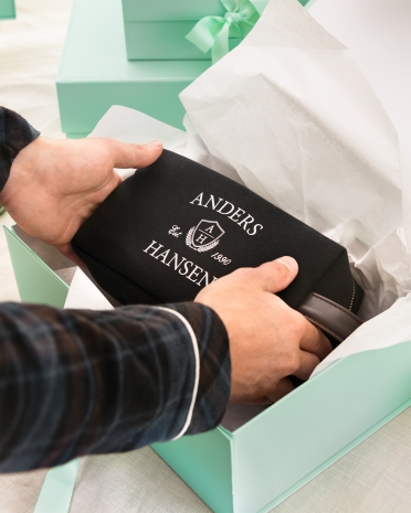 Musta henkilökohtainen toilettilaukku canvas-kankaasta painetulla nimellä isälle