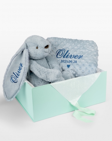 Presentset till baby med blå gosedjurskanin och mysig filt med namn och datum brodyr