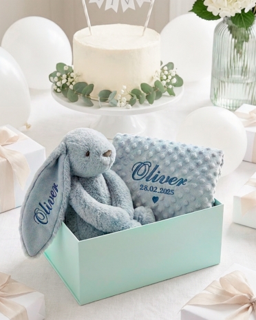 Söpö setti, jossa on sininen pupu ja peitto nimettävällä nimellä