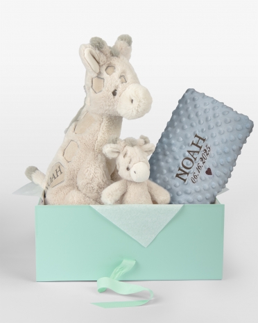 Lahjasetti lapsille, jossa on helistin, pehmolelu ja pehmeä peitto nimellä