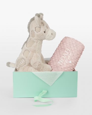 Pehmeä vaaleanpunainen peitto, jossa on kirjailtu nimi ja päivämäärä