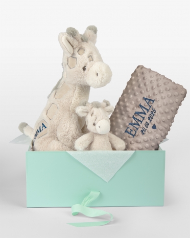 Lahjasetti lapsille, jossa on helistin, pehmolelu ja pehmeä peitto nimellä