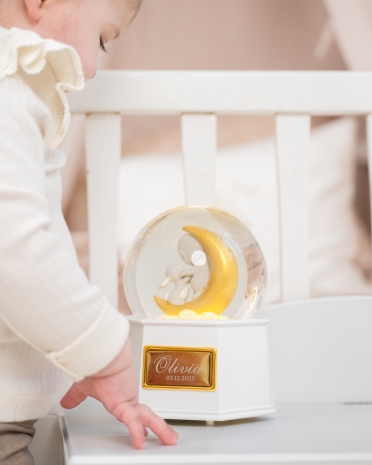 lumisadepallo nimellä ja soittorasialla