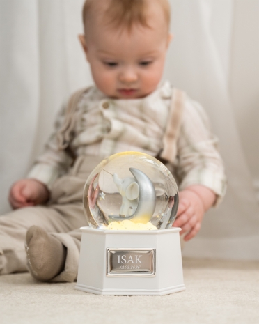 Lamppu soittorasialla ja kaiverretulla nimellä