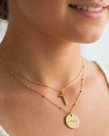 Kaksi kaulakorua nimillä varustetussa setissä