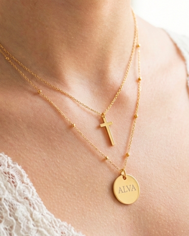 Setti, jossa on kaksi kaulakorua – toiseen kaiverretaan nimi