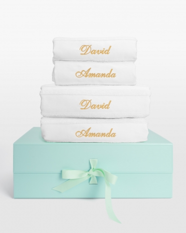 Henkilökohtaisesti kirjailtuja pyyhkeitä valitulla värillä ja kirjontalangalla