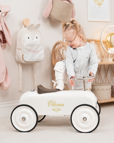 Valkoinen potkuauto nimellä