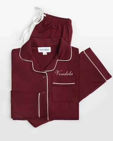 Personoitu viininpunainen pyjama nimellä