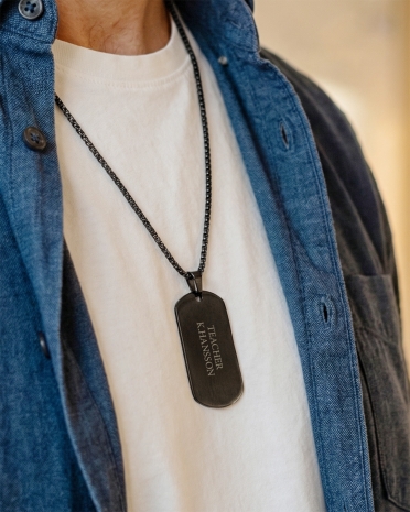 Musta kaulakoru ketjulla ja henkilökohtaisella kaiverruksella