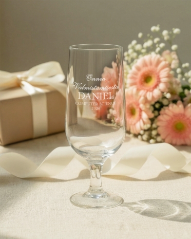 Olutlasi kaiverruksella valmistujaisjuhlaan