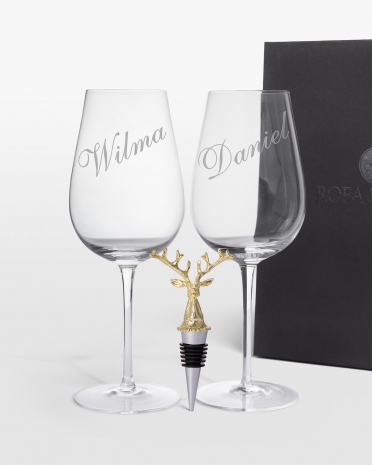 Tyylikäs lahjasetti kaiverretuilla viinilaseilla kirjoitusfontilla ja viinipullon sulkijalla mustassa lahjarasiassa, täydellinen