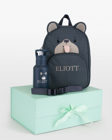 Lahjapakkaus, jossa lastenreppu, juomapullo ja brystremmi