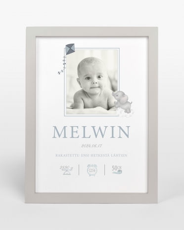 Harmaa puutaulu nimellä ja kuvalla