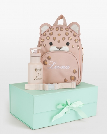 Lahjapakkaus, jossa lastenreppu, juomapullo ja brystremmi