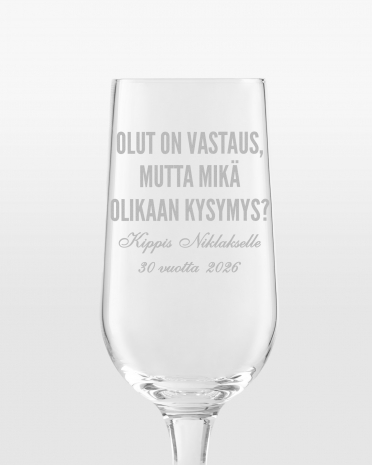 Olutlasi kaiverretulla nimellä ja sitaatilla