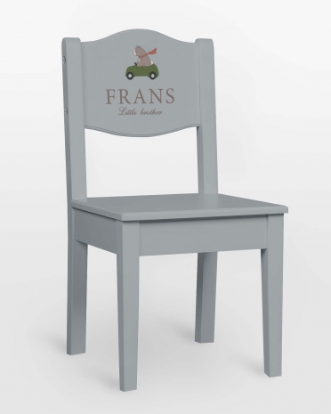 Sininen syöttötuoli, jossa on kuva autoa ajavasta karhusta, nimi ja valinnainen teksti