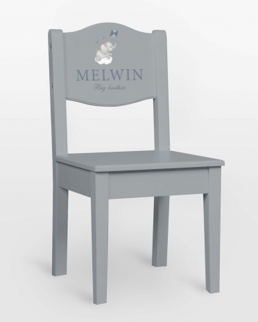 Sininen syöttötuoli, jossa elefanttiaihe ja nimi sekä valinnainen teksti