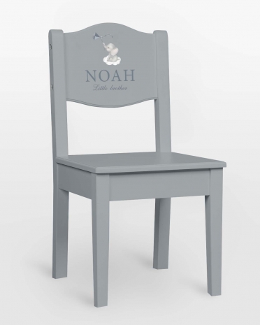 Sininen syöttötuoli, jossa elefanttiaihe ja nimi sekä valinnainen teksti