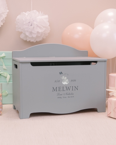 Säilytyslaatikko lapsen syntymätiedoilla