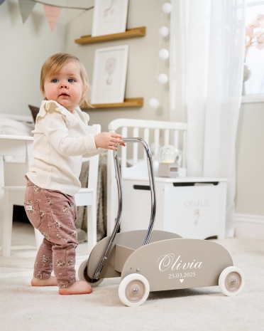 Harmaat kävelyä opettelevat rattaat nimellä ja päivämäärällä