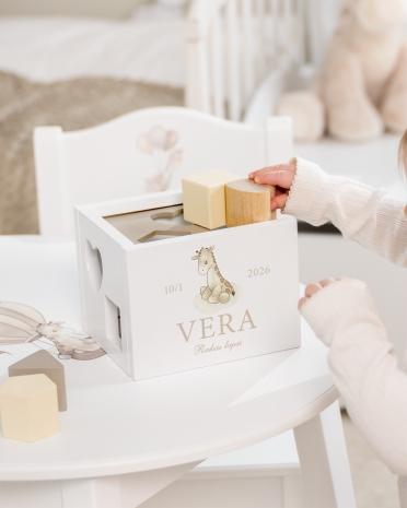 Valkoinen kirahviaiheinen ja nimillä koristeltu laatikko