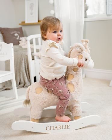 Pehmeä keinueläin nimellä