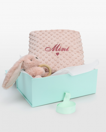 Lahjasetti, jossa vauvan viltti ja pehmolelu pururenkaalla