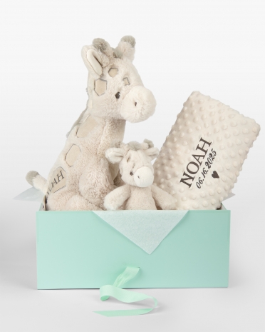 Lahjasetti lapsille, jossa on helistin, pehmolelu ja pehmeä peitto nimellä