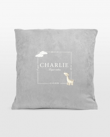 Tyynyliina lapsen nimellä, päivämäärällä, painolla, pituudella ja kellonajalla