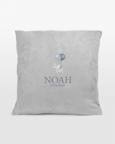Nimellä ja syntymäajalla varustettu tyynynpäällinen