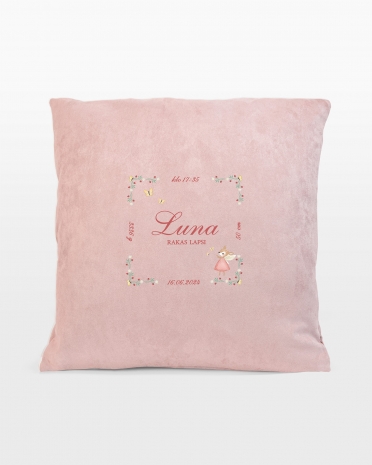 Vaaleanpunainen tyynynpäällinen, nimellä ja syntymätiedoilla