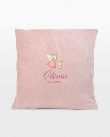 Vaaleanpunainen tyynynpäällinen nimellä ja päivämäärällä