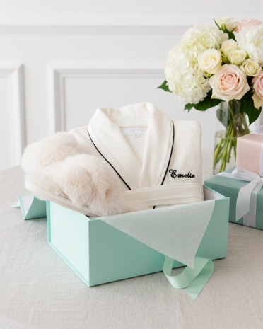 naisten setti, jossa aamutakki nimellä ja tohvelit