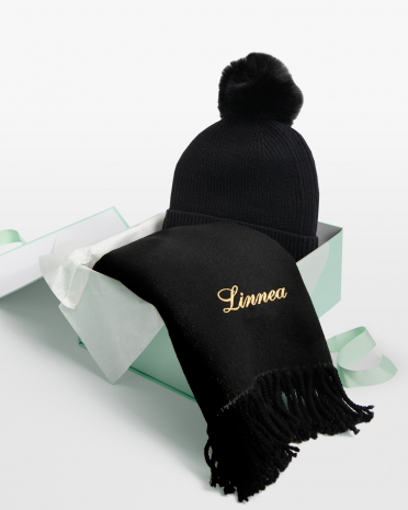 Setti, jossa on pipo ja huivi, kirjailtu nimellä