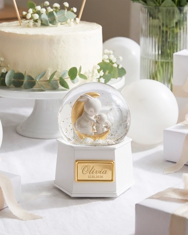 Lumisadepallolamppu, joka pyörii ja soittaa melodiaa, henkilökohtaisella nimellä ja päivämäärällä