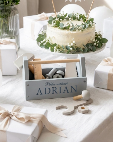 Nimeämislahja, jossa on sininen työkalupakki ja henkilökohtainen teksti