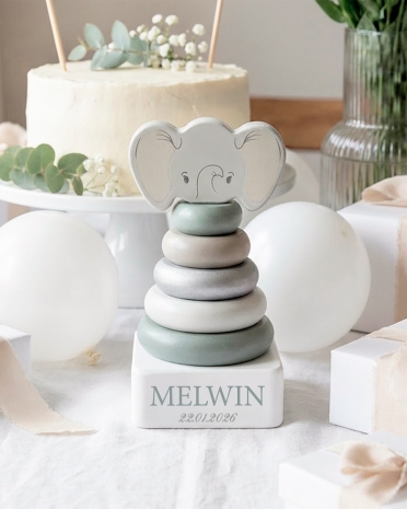 Nimeämislahja norsun muotoisella pinottavalla tornilla ja henkilökohtaisella tekstillä