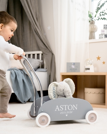 Siniset kävelyä opettelevat rattaat nimellä ja päivämäärällä