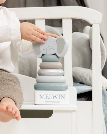 Vihreä pinottava torni, jossa on norsuaihe ja nimi